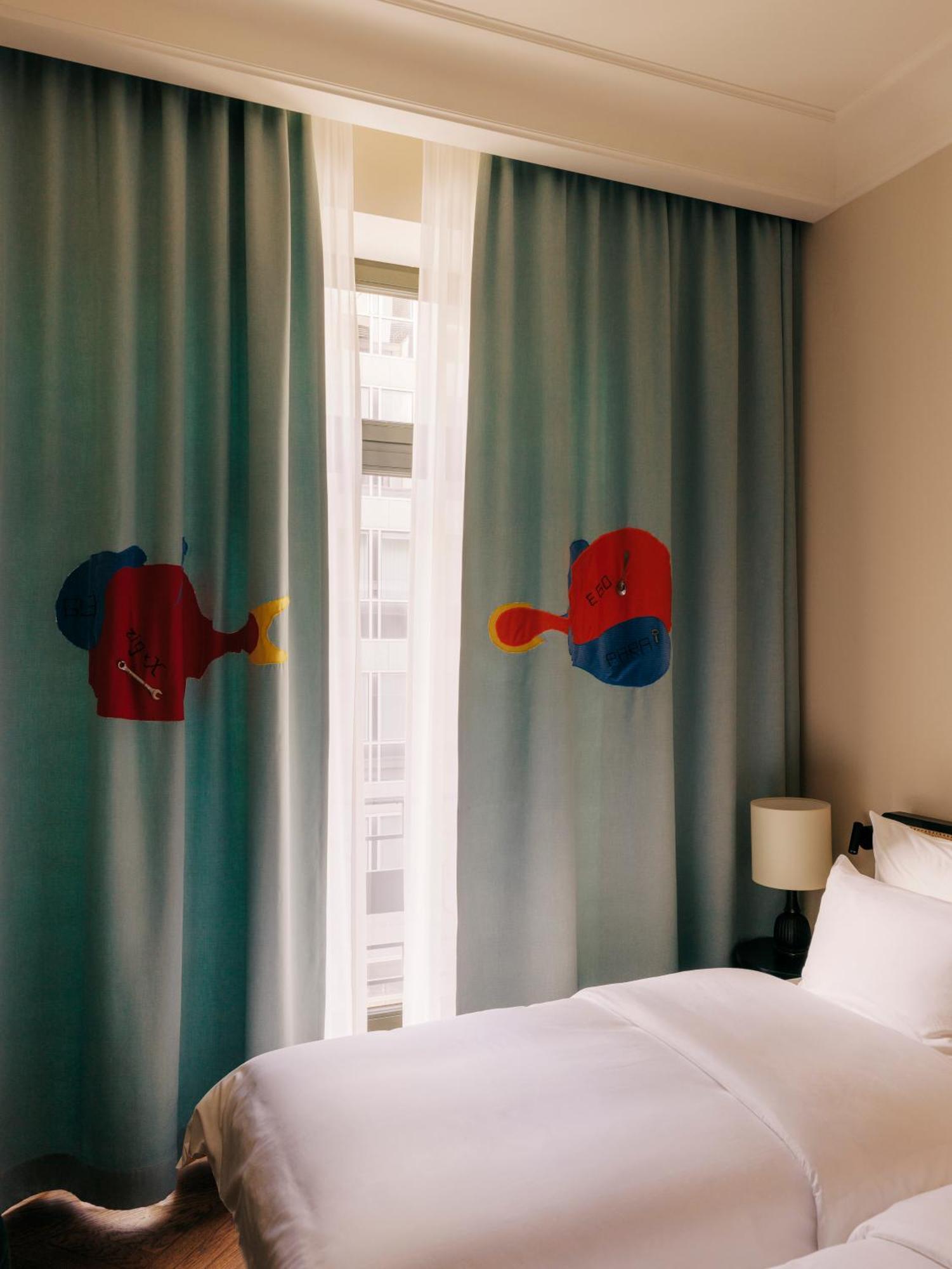 Boutique Hotel Chateau Royal 베를린 외부 사진 Curtains in the hotel room