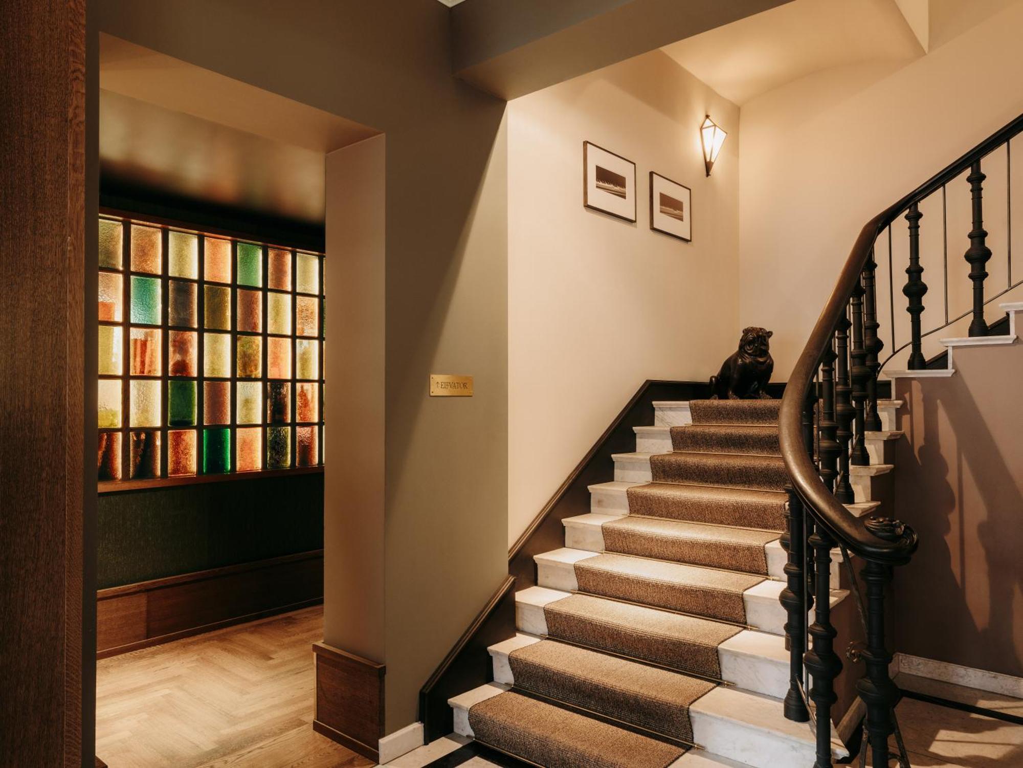 Boutique Hotel Chateau Royal 베를린 외부 사진 The staircase